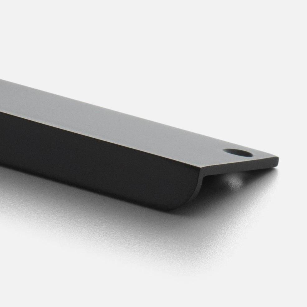 Close-up of Linn Pull showcasing rounded corners and edge-mounted design on a light background